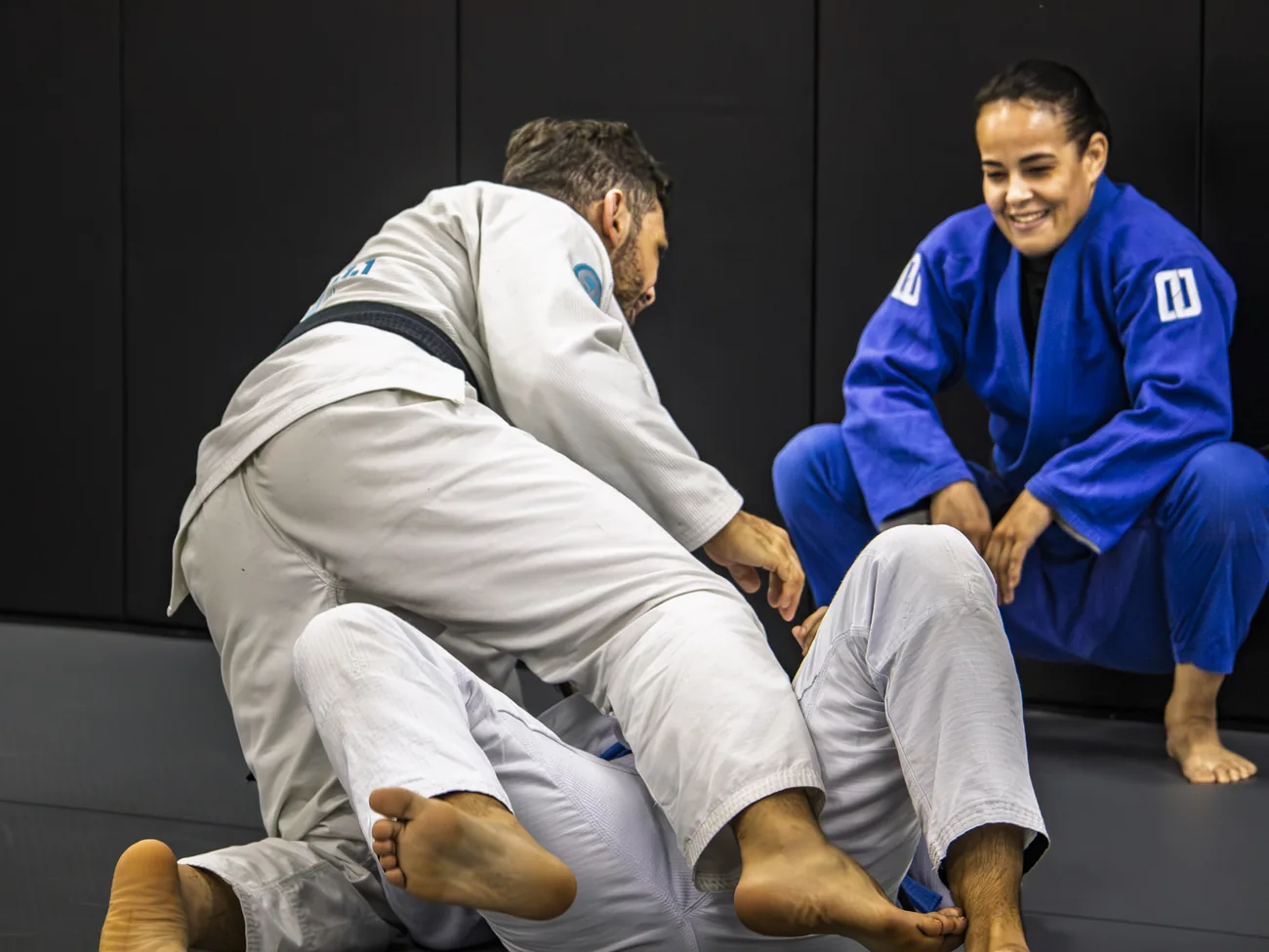 Dupla treinando uma técnica no chão durante a aula
