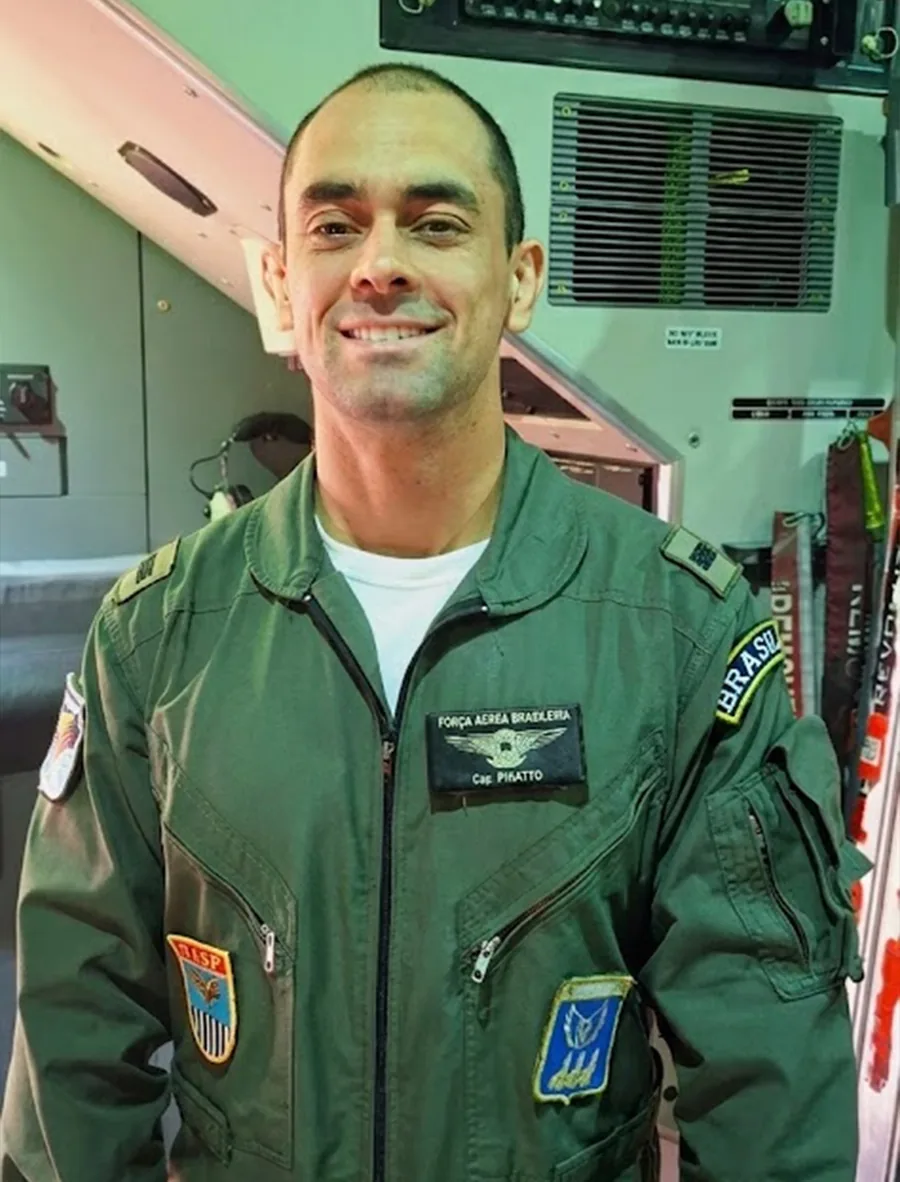 Marcos Mazzeo de macacão de voo da Força Aérea Brasileira, dentro da aeronave