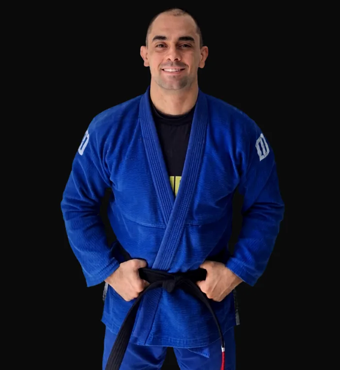 Marcos Mazzeo de kimono azul e faixa preta
